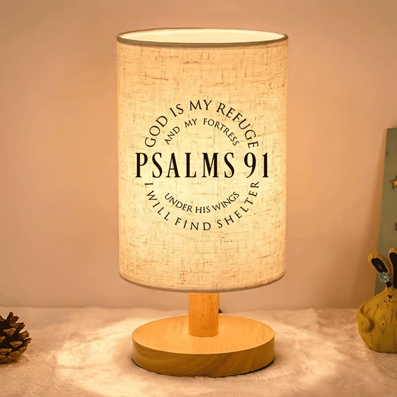 Christianartworkshop Lámpara de mesa circular con base de madera natural y pantalla de tela, con la inscripción "Dios es mi refugio" del Salmo 91: Un símbolo de paz y seguridad durante la noche. - Salmos 91 - image 0