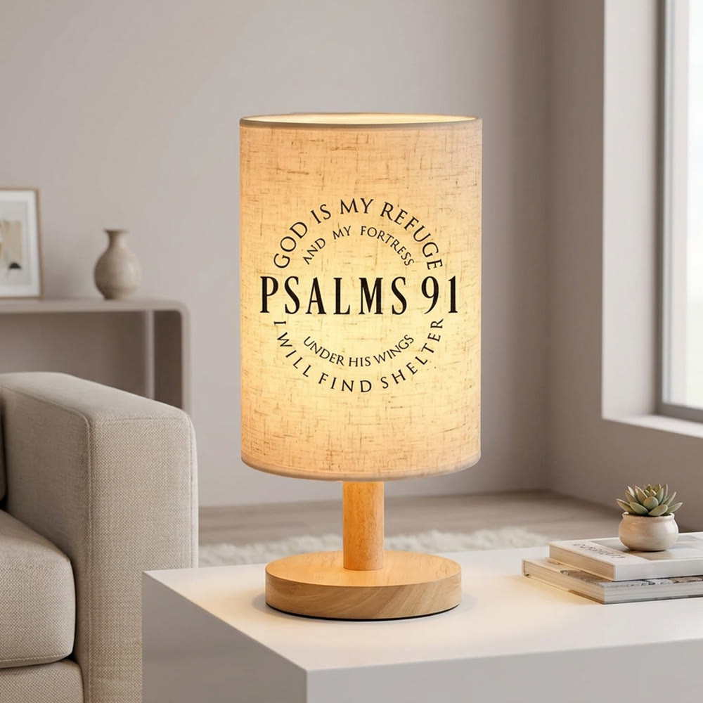 Christianartworkshop Lámpara de mesa circular con base de madera natural y pantalla de tela, con la inscripción "Dios es mi refugio" del Salmo 91: Un símbolo de paz y seguridad durante la noche. - image 3