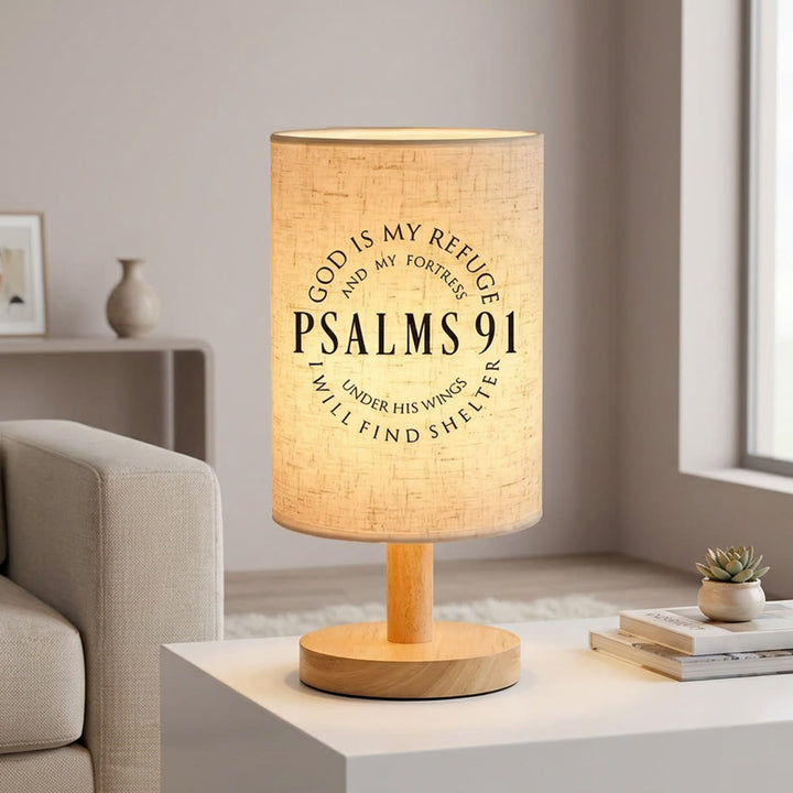 Christianartworkshop Lámpara de mesa circular con base de madera natural y pantalla de tela, con la inscripción "Dios es mi refugio" del Salmo 91: Un símbolo de paz y seguridad durante la noche. - image 3