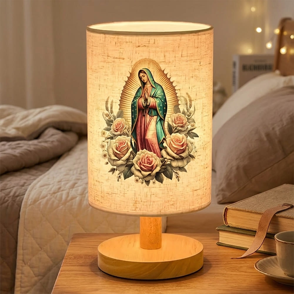 Christianartworkshop Lámpara de mesa con base de madera natural y pantalla de tela, retrato de Nuestra Señora de Guadalupe rodeada de rosas: portadora de las bendiciones de la protectora nocturna. - image 1