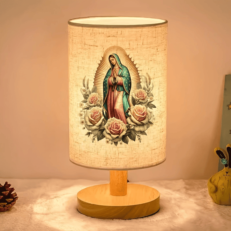 Christianartworkshop Lámpara de mesa con base de madera natural y pantalla de tela, retrato de Nuestra Señora de Guadalupe rodeada de rosas: portadora de las bendiciones de la protectora nocturna. - Nuestra Señora de Guadalupe - image 0