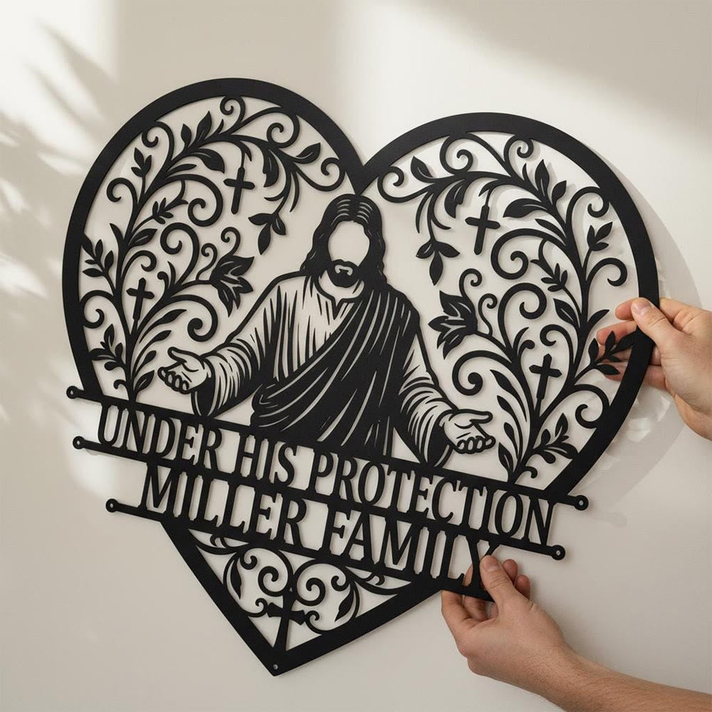 Christianartworkshop Decoración de pared metálica con cruz de Jesús, corazón y brazos abiertos con diseño de enredaderas florales: emblema atemporal del refugio familiar sagrado. - image 0
