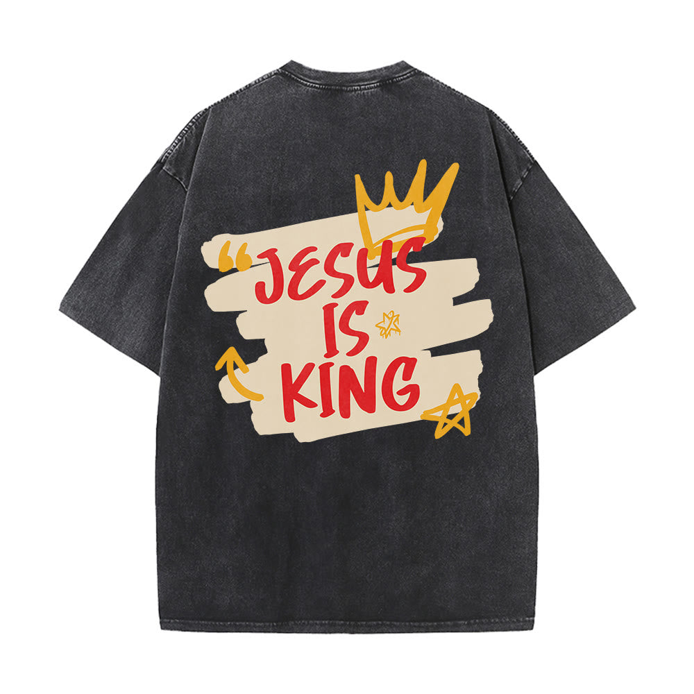 Christianartworkshop Camiseta unisex vintage lavada con estampado de Jesús es Rey, corona, cruz, estilo grunge, salpicaduras en la espalda, letras pintadas a mano. - image 1