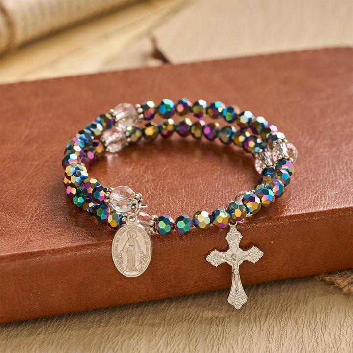 Christianartworkshop Pulsera envolvente con crucifijo y medalla de la Virgen María con cuentas facetadas: emblema personalizado de fe celestial inquebrantable. - Nuestra Señora y el Crucifijo - image 0