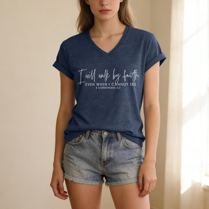 Christianartworkshop Camiseta informal con cuello en V y estampado de versículo bíblico en doble fuente "Caminaré por fe" - image 13