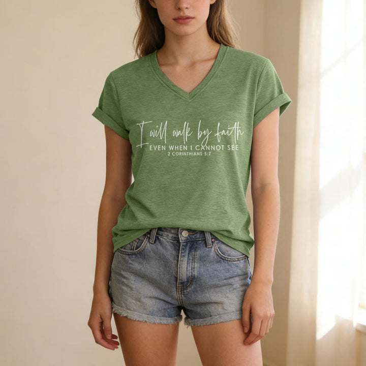 Christianartworkshop Camiseta informal con cuello en V y estampado de versículo bíblico en doble fuente "Caminaré por fe" - image 19