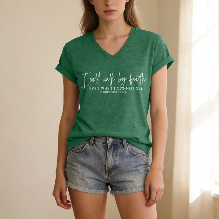 Christianartworkshop Camiseta informal con cuello en V y estampado de versículo bíblico en doble fuente "Caminaré por fe" - image 25