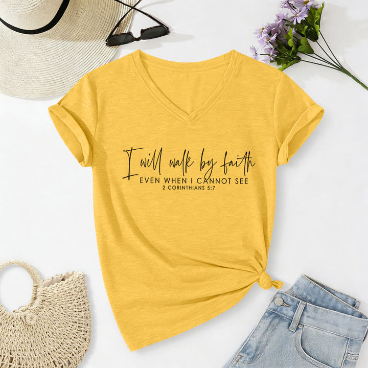 Christianartworkshop Camiseta informal con cuello en V y estampado de versículo bíblico en doble fuente "Caminaré por fe" - Amarillo - 2XL - image 0