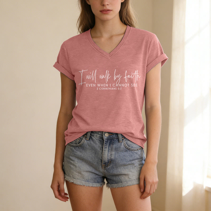 Christianartworkshop Camiseta informal con cuello en V y estampado de versículo bíblico en doble fuente "Caminaré por fe" - image 17