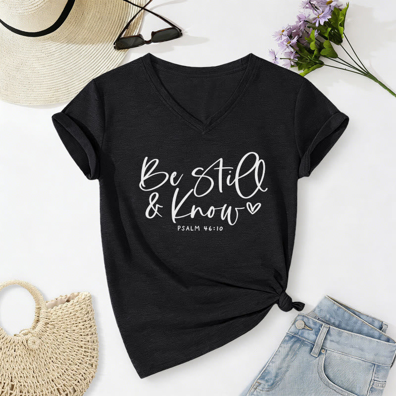Christianartworkshop Estad quietos y sabed. Letra cursiva fluida. Pequeño corazón. Salmo 46:10. Versículo. Camiseta informal con cuello en V. - Negro - 2XL - image 0