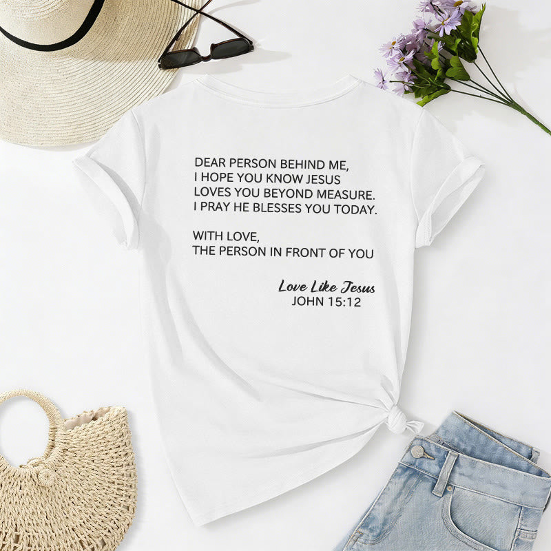 Christianartworkshop Querida persona detrás de mí Texto completo en la espalda Juan 15:12 Versículo en la parte delantera Eslogan de amor Camiseta informal con cuello en V - image 64