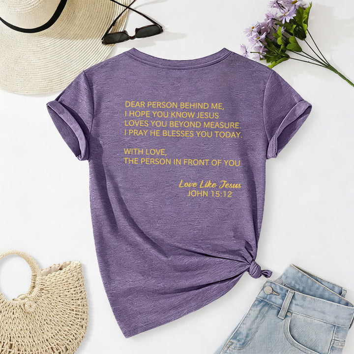 Christianartworkshop Querida persona detrás de mí Texto completo en la espalda Juan 15:12 Versículo en la parte delantera Eslogan de amor Camiseta informal con cuello en V - image 40