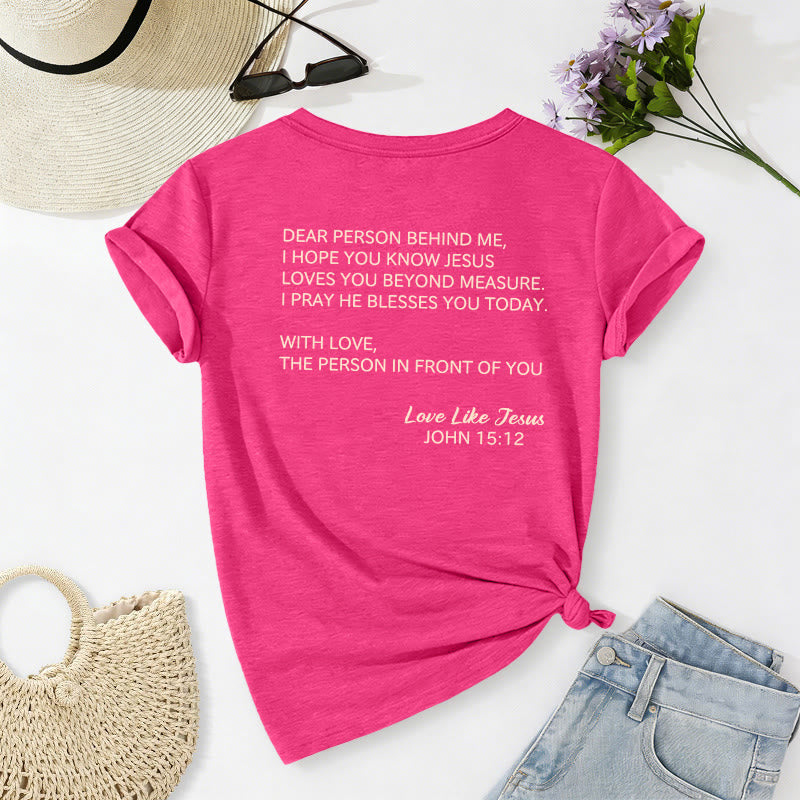 Christianartworkshop Querida persona detrás de mí Texto completo en la espalda Juan 15:12 Versículo en la parte delantera Eslogan de amor Camiseta informal con cuello en V - image 52