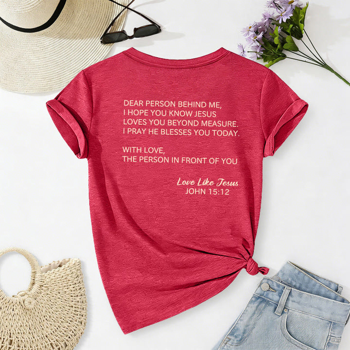 Christianartworkshop Querida persona detrás de mí Texto completo en la espalda Juan 15:12 Versículo en la parte delantera Eslogan de amor Camiseta informal con cuello en V - image 34