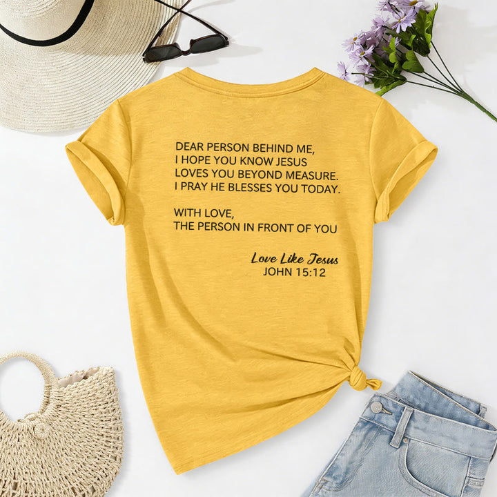 Christianartworkshop Querida persona detrás de mí Texto completo en la espalda Juan 15:12 Versículo en la parte delantera Eslogan de amor Camiseta informal con cuello en V - image 28