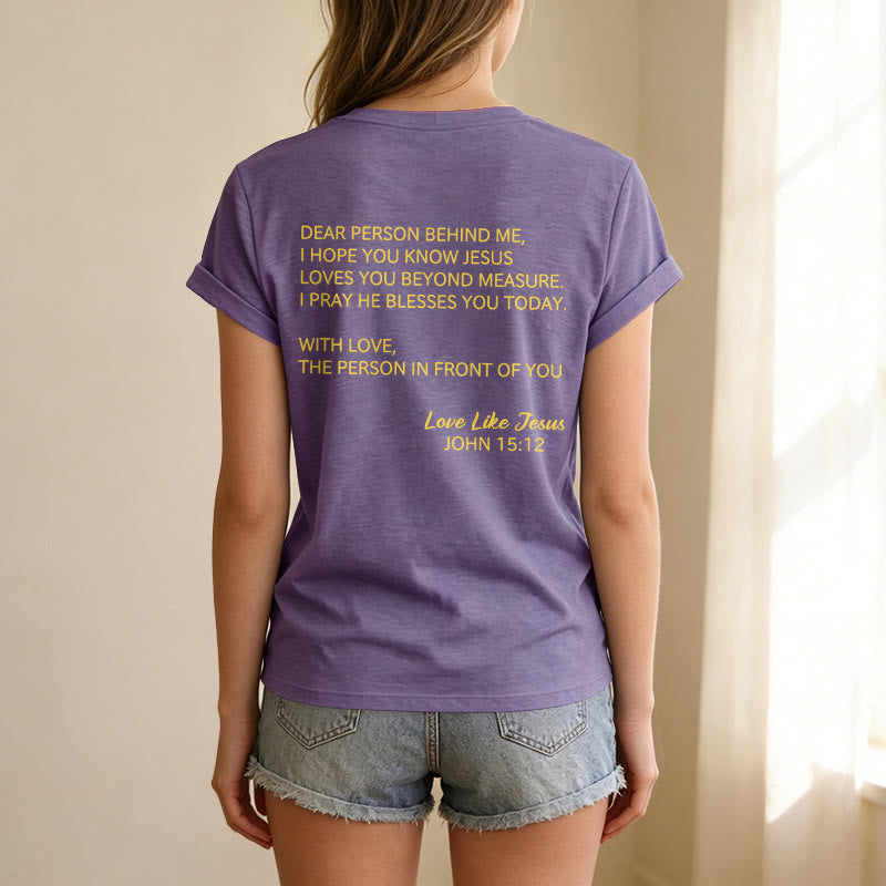 Christianartworkshop Querida persona detrás de mí Texto completo en la espalda Juan 15:12 Versículo en la parte delantera Eslogan de amor Camiseta informal con cuello en V - image 41