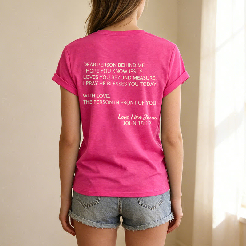 Christianartworkshop Querida persona detrás de mí Texto completo en la espalda Juan 15:12 Versículo en la parte delantera Eslogan de amor Camiseta informal con cuello en V - image 53