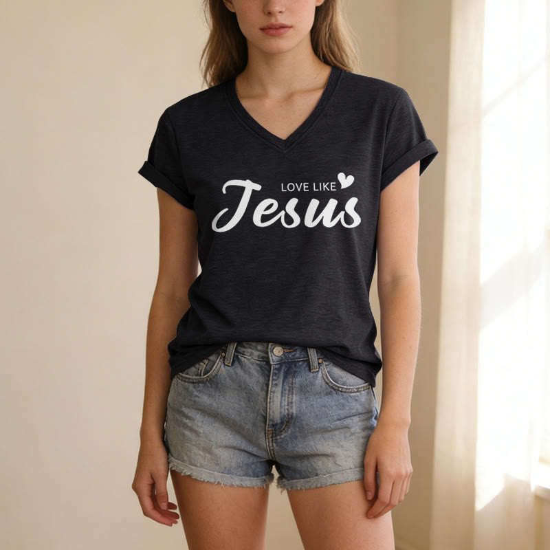 Christianartworkshop Querida persona detrás de mí Texto completo en la espalda Juan 15:12 Versículo en la parte delantera Eslogan de amor Camiseta informal con cuello en V - image 15