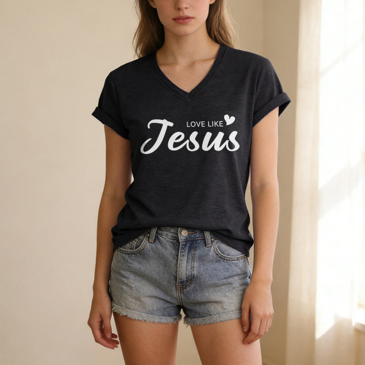 Christianartworkshop Querida persona detrás de mí Texto completo en la espalda Juan 15:12 Versículo en la parte delantera Eslogan de amor Camiseta informal con cuello en V - image 15