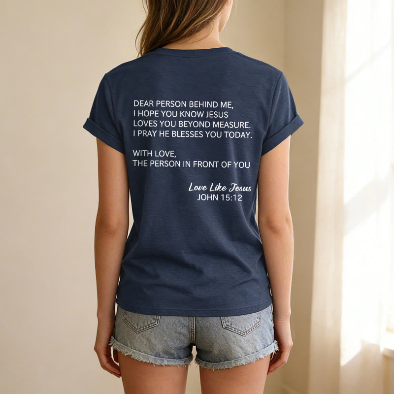 Christianartworkshop Querida persona detrás de mí Texto completo en la espalda Juan 15:12 Versículo en la parte delantera Eslogan de amor Camiseta informal con cuello en V - image 47