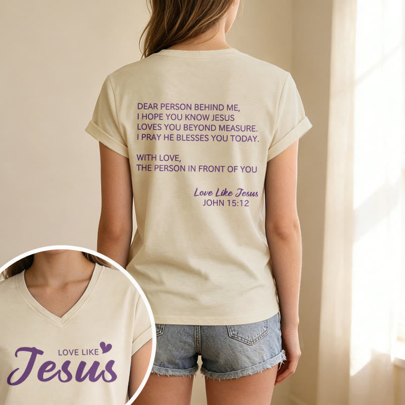 Christianartworkshop Querida persona detrás de mí Texto completo en la espalda Juan 15:12 Versículo en la parte delantera Eslogan de amor Camiseta informal con cuello en V - image 19