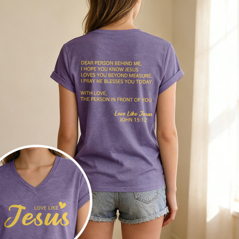 Christianartworkshop Querida persona detrás de mí Texto completo en la espalda Juan 15:12 Versículo en la parte delantera Eslogan de amor Camiseta informal con cuello en V - image 37