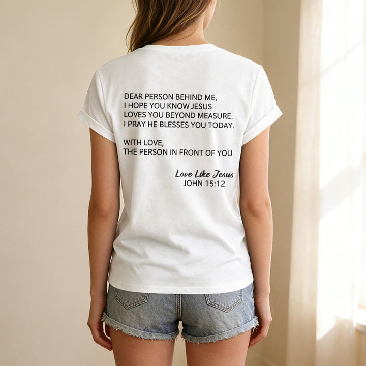 Christianartworkshop Querida persona detrás de mí Texto completo en la espalda Juan 15:12 Versículo en la parte delantera Eslogan de amor Camiseta informal con cuello en V - image 65
