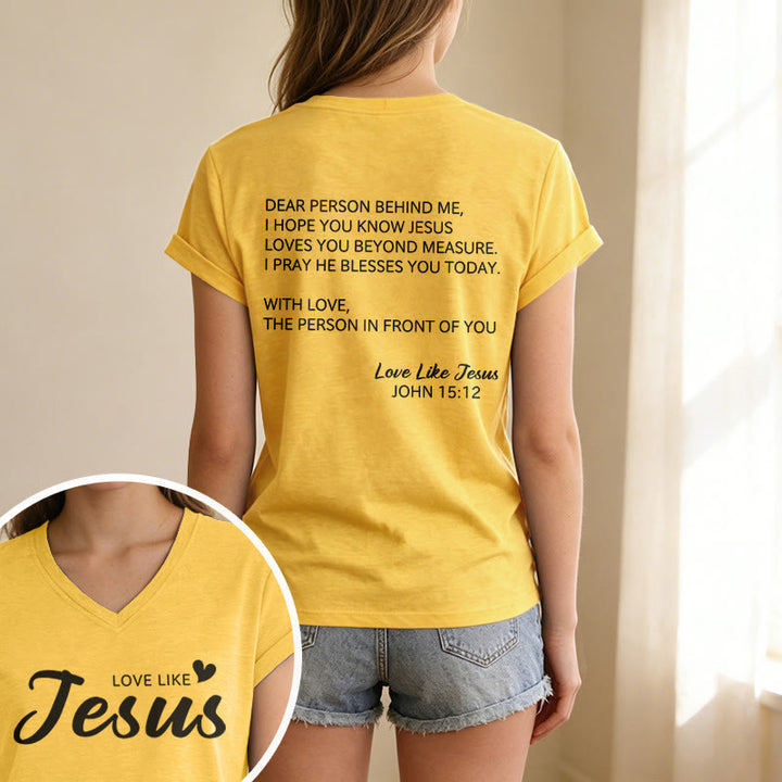 Christianartworkshop Querida persona detrás de mí Texto completo en la espalda Juan 15:12 Versículo en la parte delantera Eslogan de amor Camiseta informal con cuello en V - image 25