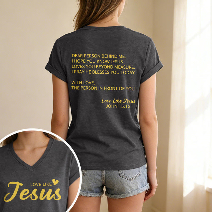 Christianartworkshop Querida persona detrás de mí Texto completo en la espalda Juan 15:12 Versículo en la parte delantera Eslogan de amor Camiseta informal con cuello en V - image 1