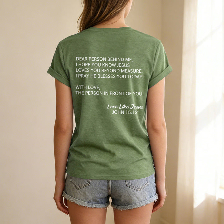 Christianartworkshop Querida persona detrás de mí Texto completo en la espalda Juan 15:12 Versículo en la parte delantera Eslogan de amor Camiseta informal con cuello en V - image 59