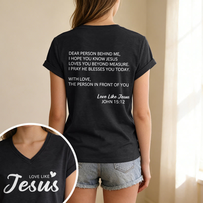 Christianartworkshop Querida persona detrás de mí Texto completo en la espalda Juan 15:12 Versículo en la parte delantera Eslogan de amor Camiseta informal con cuello en V - image 13
