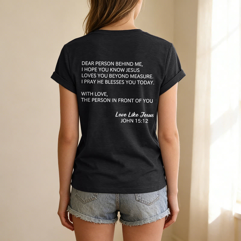 Christianartworkshop Querida persona detrás de mí Texto completo en la espalda Juan 15:12 Versículo en la parte delantera Eslogan de amor Camiseta informal con cuello en V - image 17