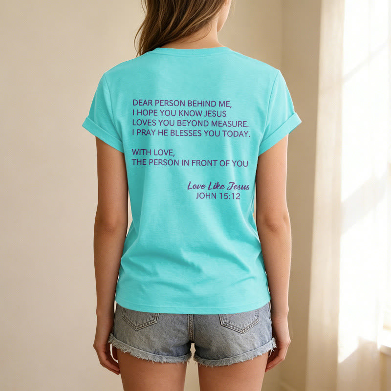 Christianartworkshop Querida persona detrás de mí Texto completo en la espalda Juan 15:12 Versículo en la parte delantera Eslogan de amor Camiseta informal con cuello en V - image 71