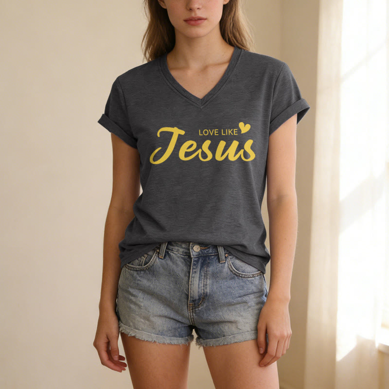 Christianartworkshop Querida persona detrás de mí Texto completo en la espalda Juan 15:12 Versículo en la parte delantera Eslogan de amor Camiseta informal con cuello en V - image 3