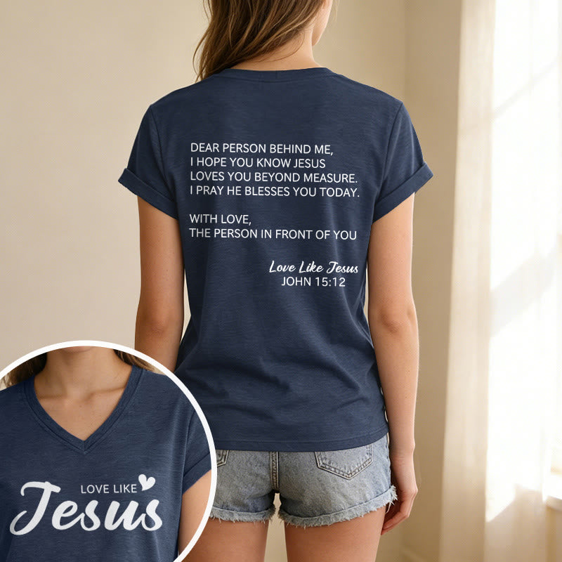 Christianartworkshop Querida persona detrás de mí Texto completo en la espalda Juan 15:12 Versículo en la parte delantera Eslogan de amor Camiseta informal con cuello en V - image 43
