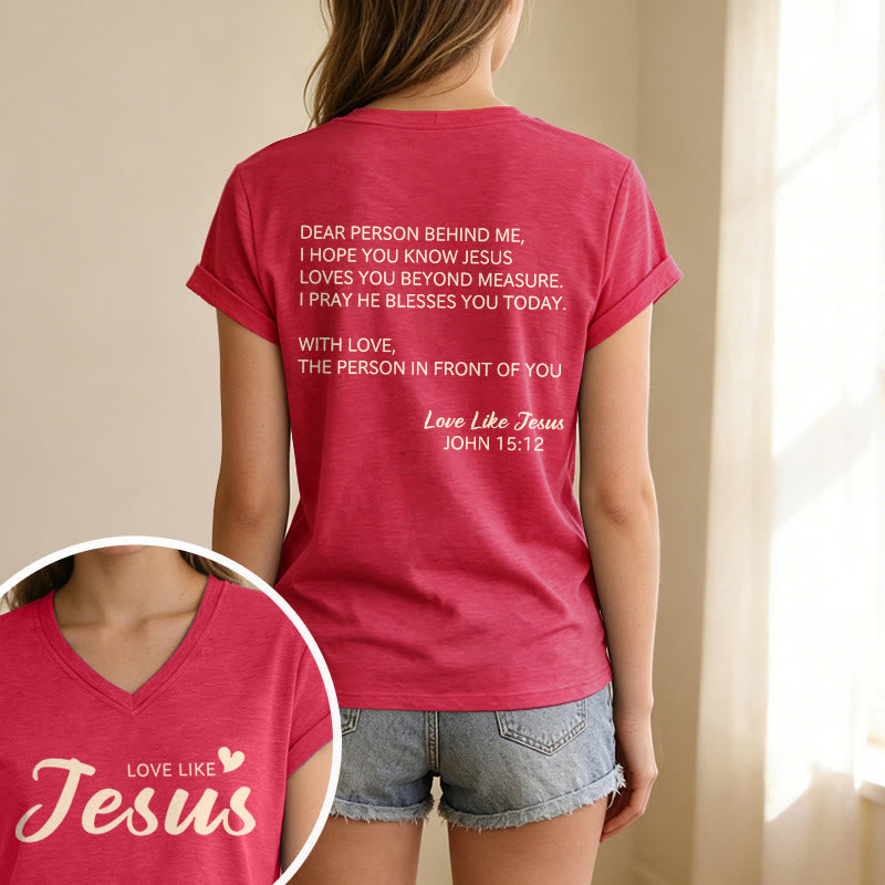Christianartworkshop Querida persona detrás de mí Texto completo en la espalda Juan 15:12 Versículo en la parte delantera Eslogan de amor Camiseta informal con cuello en V - image 31