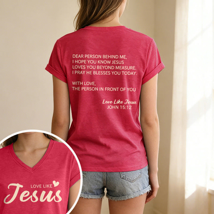 Christianartworkshop Querida persona detrás de mí Texto completo en la espalda Juan 15:12 Versículo en la parte delantera Eslogan de amor Camiseta informal con cuello en V - image 31