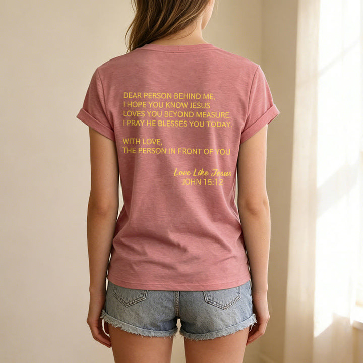 Christianartworkshop Querida persona detrás de mí Texto completo en la espalda Juan 15:12 Versículo en la parte delantera Eslogan de amor Camiseta informal con cuello en V - image 11