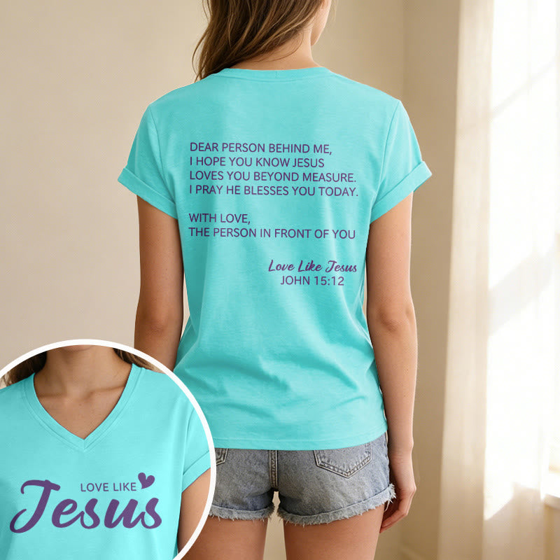 Christianartworkshop Querida persona detrás de mí Texto completo en la espalda Juan 15:12 Versículo en la parte delantera Eslogan de amor Camiseta informal con cuello en V - image 67