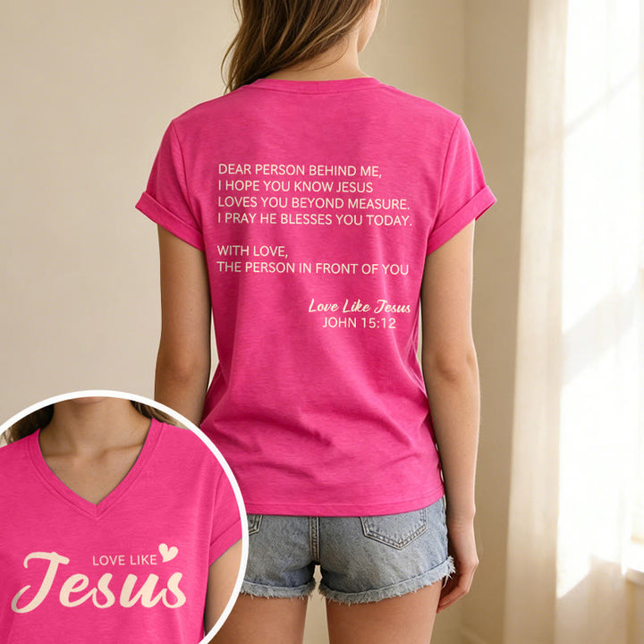 Christianartworkshop Querida persona detrás de mí Texto completo en la espalda Juan 15:12 Versículo en la parte delantera Eslogan de amor Camiseta informal con cuello en V - image 49
