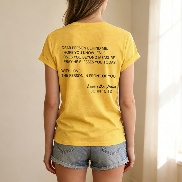 Christianartworkshop Querida persona detrás de mí Texto completo en la espalda Juan 15:12 Versículo en la parte delantera Eslogan de amor Camiseta informal con cuello en V - image 29