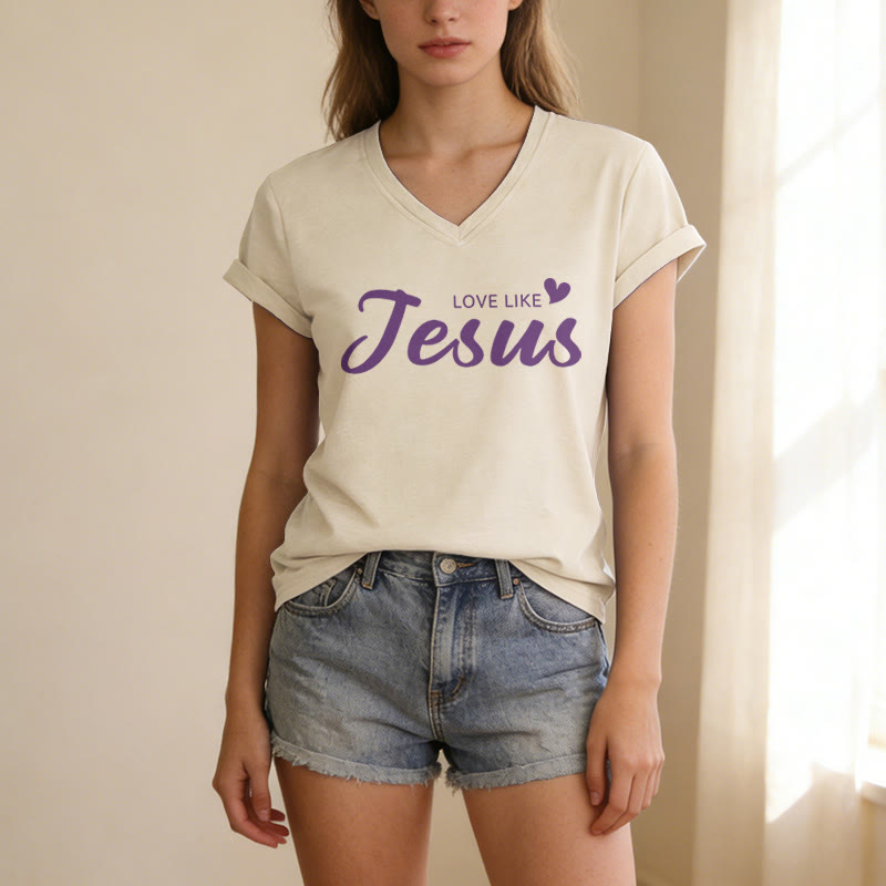 Christianartworkshop Querida persona detrás de mí Texto completo en la espalda Juan 15:12 Versículo en la parte delantera Eslogan de amor Camiseta informal con cuello en V - image 21