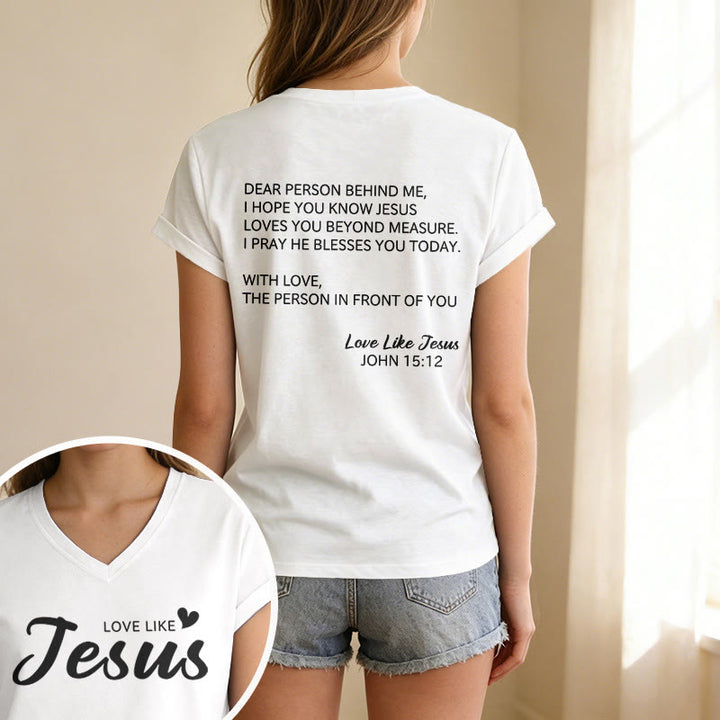 Christianartworkshop Querida persona detrás de mí Texto completo en la espalda Juan 15:12 Versículo en la parte delantera Eslogan de amor Camiseta informal con cuello en V - image 61
