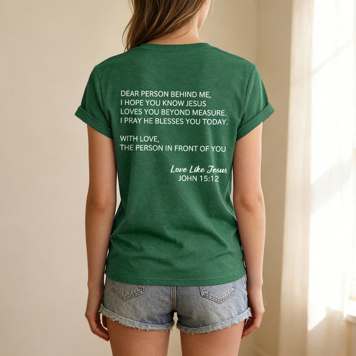 Christianartworkshop Querida persona detrás de mí Texto completo en la espalda Juan 15:12 Versículo en la parte delantera Eslogan de amor Camiseta informal con cuello en V - image 77
