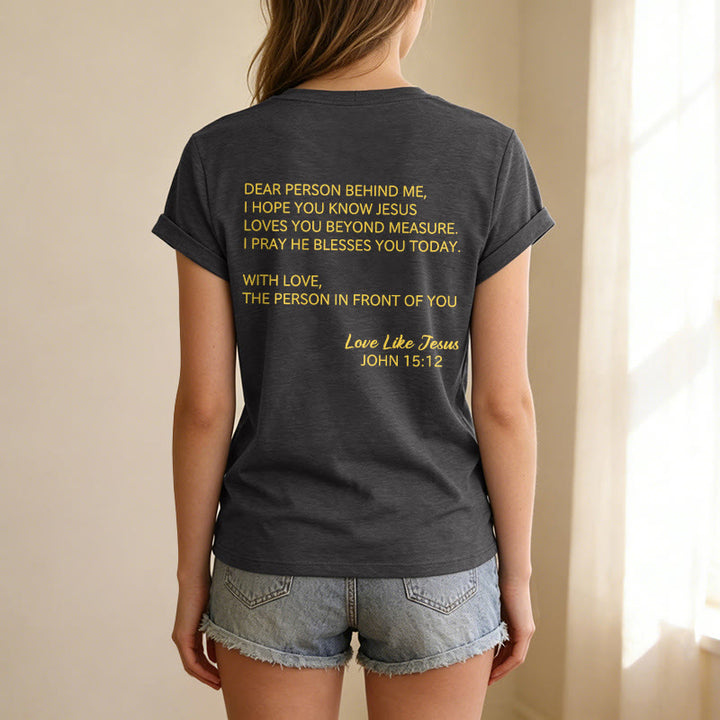 Christianartworkshop Querida persona detrás de mí Texto completo en la espalda Juan 15:12 Versículo en la parte delantera Eslogan de amor Camiseta informal con cuello en V - image 5