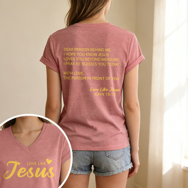 Christianartworkshop Querida persona detrás de mí Texto completo en la espalda Juan 15:12 Versículo en la parte delantera Eslogan de amor Camiseta informal con cuello en V - image 7