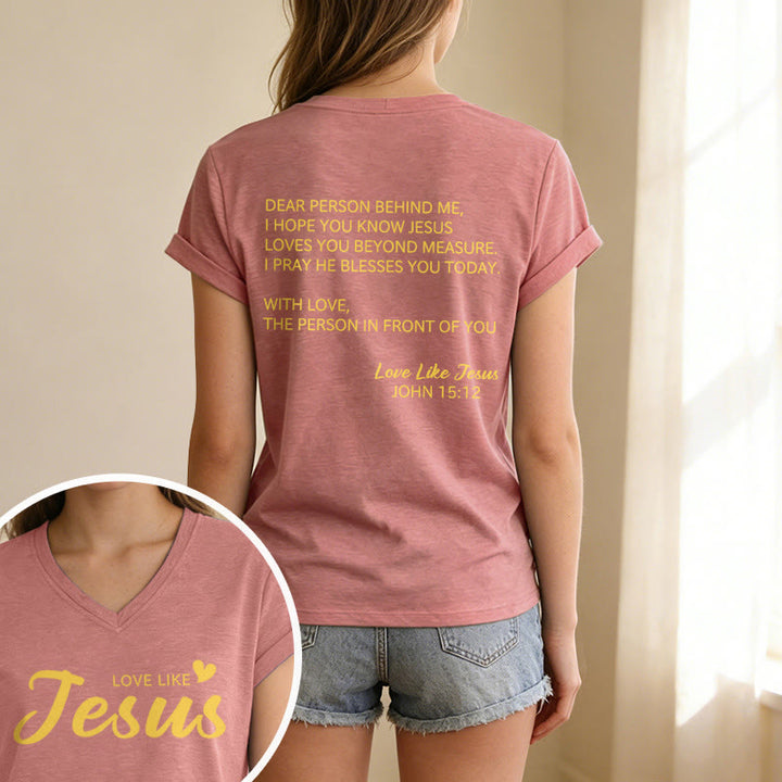 Christianartworkshop Querida persona detrás de mí Texto completo en la espalda Juan 15:12 Versículo en la parte delantera Eslogan de amor Camiseta informal con cuello en V - image 7
