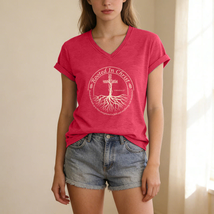 Christianartworkshop Camiseta informal con cuello en V, marco circular y versículo bíblico, con la inscripción "Enraizada en Cristo", la raíz del árbol, la cruz y la cruz. - image 11