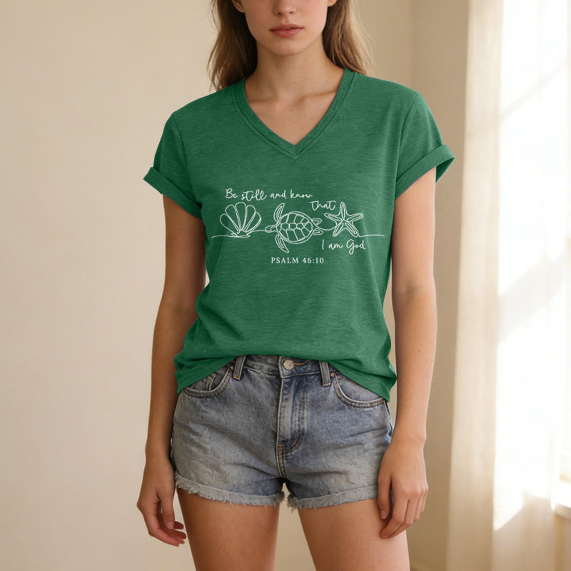 Christianartworkshop Estad quietos y sabed que yo soy Dios. Dibujo lineal de tortuga marina, caparazón de estrella de mar, Salmo 46:10. Camiseta con cuello en V. - image 1