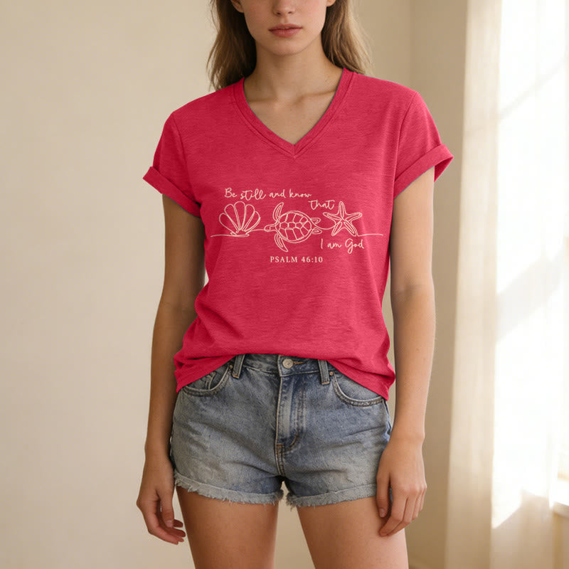 Christianartworkshop Estad quietos y sabed que yo soy Dios. Dibujo lineal de tortuga marina, caparazón de estrella de mar, Salmo 46:10. Camiseta con cuello en V. - image 13